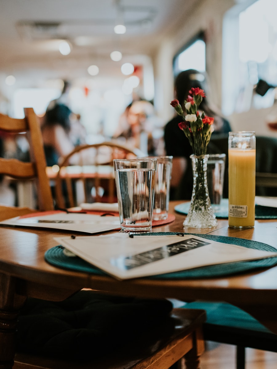 Salle de bistrot, carafe d'eau et bouquet sur la table